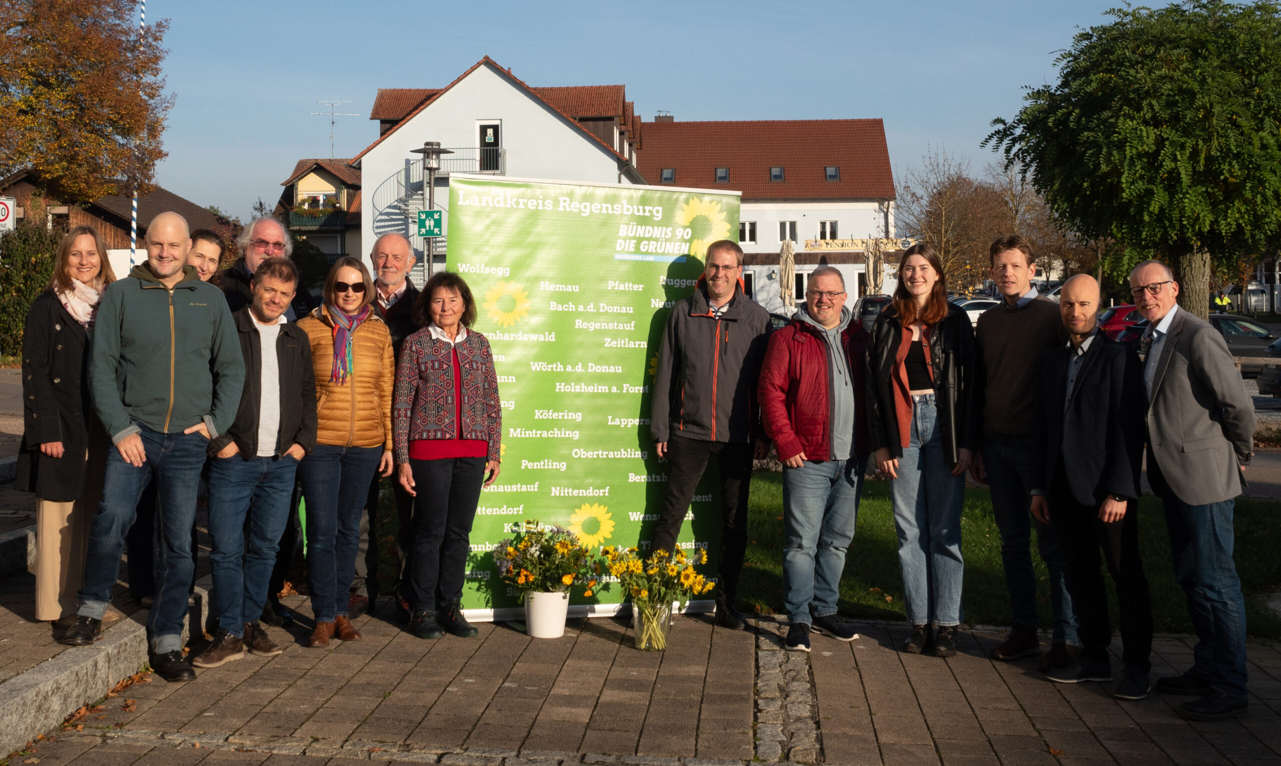 Foto: Bündnis 90/Die Grünen Barbing V.li.n.re.: Martina Eibl, Ralf Wargitsch, Sylvia Schena, Richard Sturm (Schatzmeister, Grüne im Landkreis), Andreas Hainzinger, Wilma Schierling, Jakob Pollinger, Irmgard Pollinger, Merten Niebelschütz (Kreisvorsitzender), Martin Finger, Elisa Stempfl, Thomas Stempfl, Christian Bottke, Matthias Kampmann